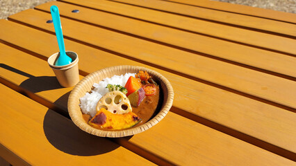 遠足で食べるカレーライス弁当・カレーライスランチ／Curry rice lunch for school excursions／소풍으로 먹는 카레 라이스 도시락 · 카레 라이스 점심