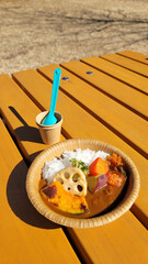 遠足で食べるカレーライス弁当・カレーライスランチ／Curry rice lunch for school excursions／소풍으로 먹는 카레 라이스 도시락 · 카레 라이스 점심