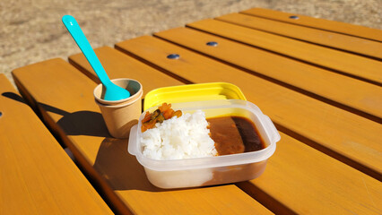 遠足で食べるカレーライス弁当・カレーライスランチ／Curry rice lunch for school excursions／소풍으로 먹는 카레 라이스 도시락 · 카레 라이스 점심