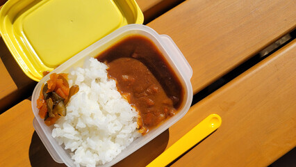 遠足で食べるカレーライス弁当・カレーライスランチ／Curry rice lunch for school excursions／소풍으로 먹는 카레 라이스 도시락 &middot; 카레 라이스 점심