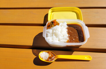 遠足で食べるカレーライス弁当・カレーライスランチ／Curry rice lunch for school excursions／소풍으로 먹는 카레 라이스 도시락 · 카레 라이스 점심