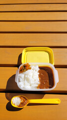 遠足で食べるカレーライス弁当・カレーライスランチ／Curry rice lunch for school excursions／소풍으로 먹는 카레 라이스 도시락 · 카레 라이스 점심