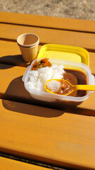 遠足で食べるカレーライス弁当・カレーライスランチ／Curry rice lunch for school excursions／소풍으로 먹는 카레 라이스 도시락 · 카레 라이스 점심