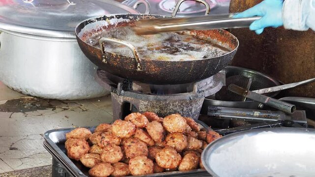 fresh, meat, sizzles, grill, market, stall, cooking, open-flame, barbecue, street-food, smoky, roasted, sizzling, crispy, vendor, food, charred, flame-grilled, delicious, aroma, Asian, cuisine, culina