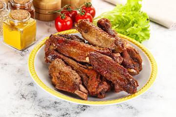 Roasted duck wings with sauce