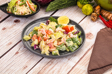 Salad with prawn and vegetables