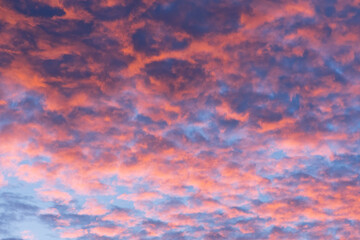 nuages flamboyant au lever du soleil, plein cadre