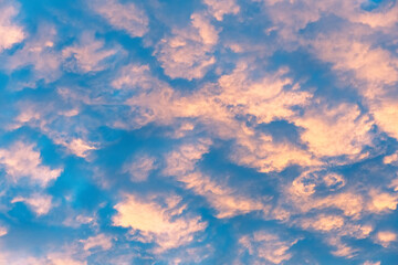 ciel bleu parsemé de petit nuage au lever du soleil