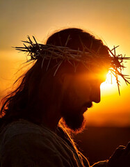 Silueta a contraluz de nuestro señor Jesucristo con la corona de espinas durante la pasión