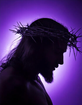 Silueta a contraluz de nuestro se&ntilde;or Jesucristo con la corona de espinas durante la pasi&oacute;n
