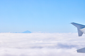 Flug über die Kanaren – Ausblick aus dem Flugzeug. Beeindruckende Luftaufnahmen während Flug...