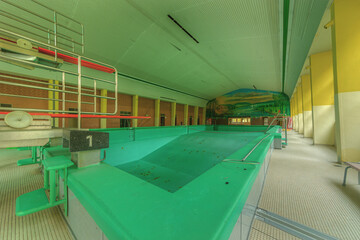 Verlassenes Schwimmbad mit Sprungturm