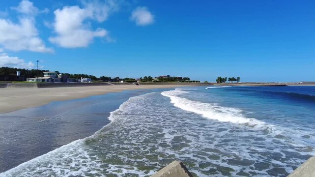 静かな晴天ののビーチ。岩手県洋野町、種市海浜公園
