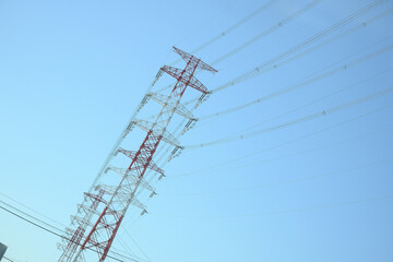 快晴の空と高圧鉄塔