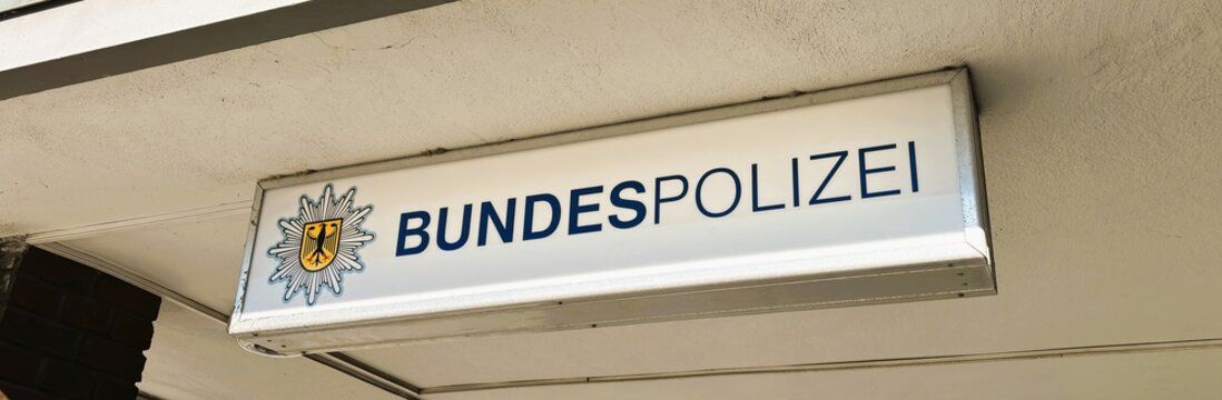 Sicht auf den Schriftzug der Bundespolizei in Duisburg am 18. Februar 2025