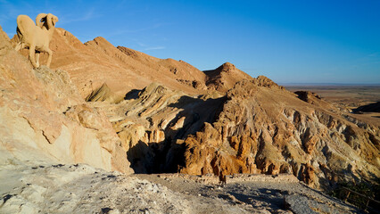 Obraz premium Oasi di Chebica con la sorgente di acqua potabile e l'antico villaggio Berbero. provincia di Tozeur,Tunisia