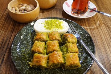  Fıstıklı baklava Turkish baklava with ice cream