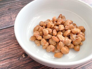 白い皿に入れた納豆