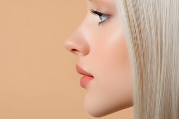 Naklejka premium Soft and glossy blonde hair with natural light reflection