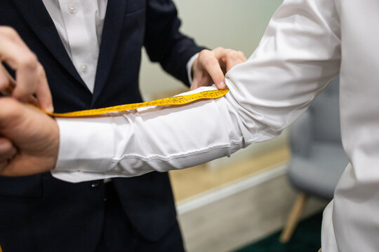 Tailor measuring arm for optimized fit with measuring tape in store