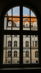 Kraków, widok z okna Szpitala Uniwersyteckiego przy ulicy Kopernika. Złota godzina. Budynek oświetlony zachodzącym słońcem. © Anita