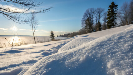 Obraz premium Bright snowy bank with sun and clear sky.
