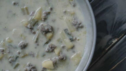 Kräftige Hackfleisch-Lauch-Suppe – Wärmendes Winteressen