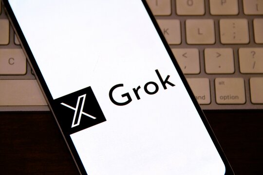Grok - Chatbot conversacional de intelig&ecirc;ncia artificial generativa desenvolvido pela xAI, baseado em modelos de linguagem de grande escala (LLMs). 