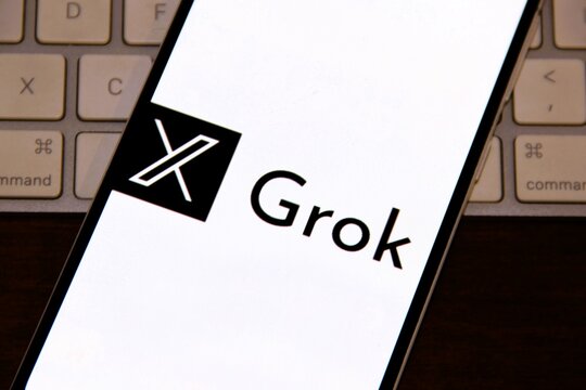 Grok - Chatbot conversacional de intelig&ecirc;ncia artificial generativa desenvolvido pela xAI, baseado em modelos de linguagem de grande escala (LLMs). 