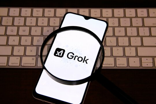 Grok - Chatbot conversacional de intelig&ecirc;ncia artificial generativa desenvolvido pela xAI, baseado em modelos de linguagem de grande escala (LLMs). 