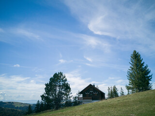 Vue avec petit chalet en bois et montagne