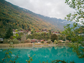 Naklejka premium Fleuve avec petites habitations