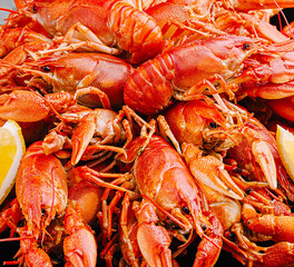 Freshly cooked crawfish served with lemon slices ready for a feast
