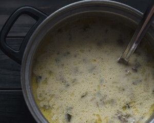  Festliche Hackfleisch-Lauch-Suppe mit Kartoffelstücken für kalte Wintertage