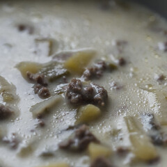 Festliche Hackfleisch-Lauch-Suppe mit Kartoffelstücken für kalte Tage