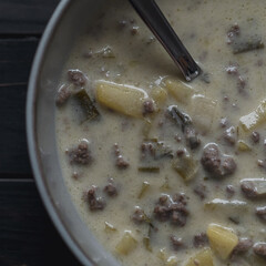 Festliche Hackfleisch-Lauch-Suppe mit Kartoffelstücken für kalte Tage