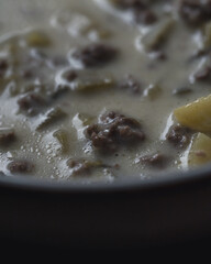 Festliche Hackfleisch-Lauch-Suppe mit Kartoffelstücken für kalte Tage