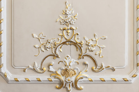 Elegant White and Gold Ornate Decorative Element in Baroque Style