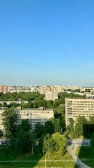 Fototapeta premium A summer view of an area of the city with lots of grass and trees