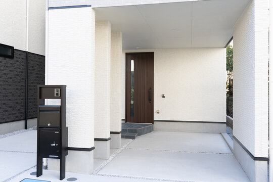 一階が駐車場と玄関のみの一戸建て