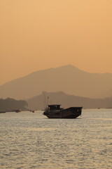 Obraz premium Golden Mekong Sunset in Luang Prabang