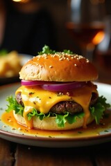 Tapa de hamburguesa res con queso en un plato de madera y decorado, dise?o, plato, restaurante