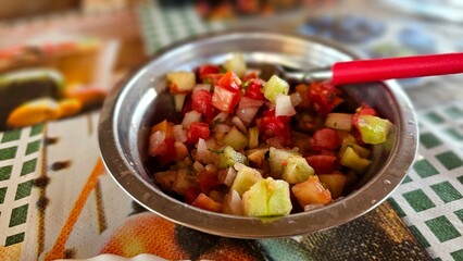 Salada de vinagrete na tigela. 