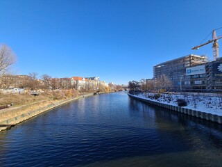 Sicht auf die Spree (Fluss) in Berlin Westhafen, an einem sonnigen Wintertag, mit einem klaren und blauem Himmel