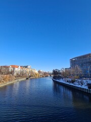 Obraz premium Sicht auf die Spree (Fluss) in Berlin Westhafen, an einem sonnigen Wintertag, mit einem klaren und blauem Himmel