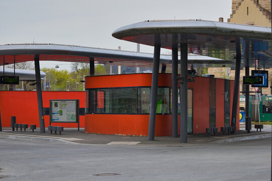 Moderner Busbahnhof Jena mit markanter Architektur und orangefarbenem Service-Terminal, Th&uuml;ringen, Deutschland