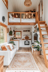 Intérieur d'un tiny house lumineuse au style bohème chic avec mezzanine, décoration en macramé et touches végétales
