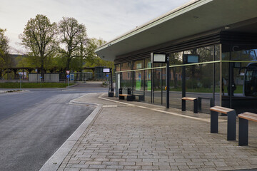 Moderner Zentraler Omnibusbahnhof (ZOB) in Rudolstadt mit Glasfassade und Service-Center, Th&uuml;ringen, Deutschland