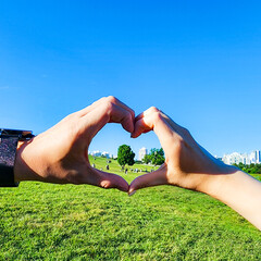 하트를 그리고있는 연인의 손모양