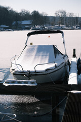 Boote auf winterlichem St&ouml;ssensee zu Berlin